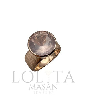 Gold ring with rose quartz