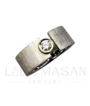 Rhoded white gold ring with moissanite 0.3ct. in a different gold box