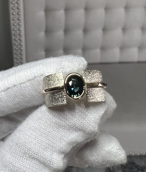 White and rose/yellow gold ring with green sapphire