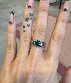 Pieejams uzreiz! Izmērs 17.6, Sudraba gredzens ar zaļu moisanītu, 8mm