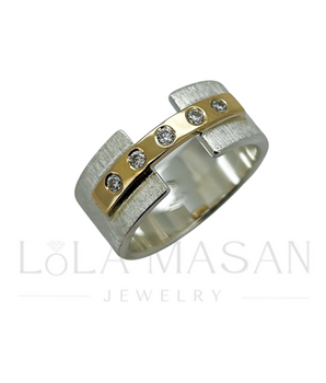 Size 17.5-17.75, Silver and gold ring with moissanites (5pcs)