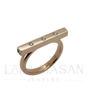 Zelta stienīša gredzens ar akmentiņiem augšpusē